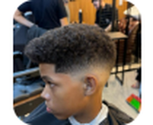 Corte Curly Top com topo cacheado