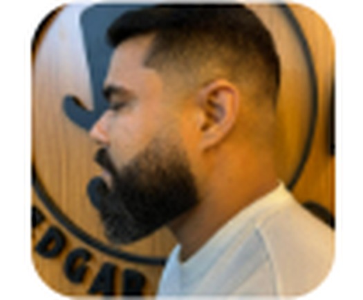 Corte masculino com design e barba